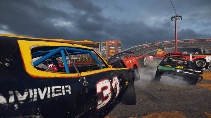 kuvakaappaus Wreckfest mobilesta jossa tummien pilvien alla autot ajavat kilpaa areenalla