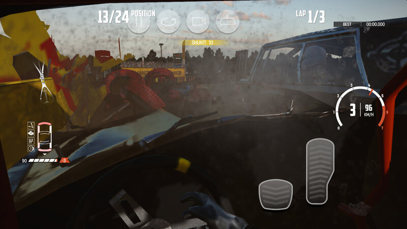 Wreckfest mobilen pelissä otettu kuvakaappaus auton sisältä. Likaantunut etulasi haittaa näkyvyyttä, kun vierellä toinen auto ajaa kilpaa