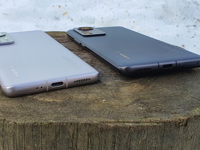 lila Xiaomi 12 ja musta Xiaomi 12 Pro vierekkäin