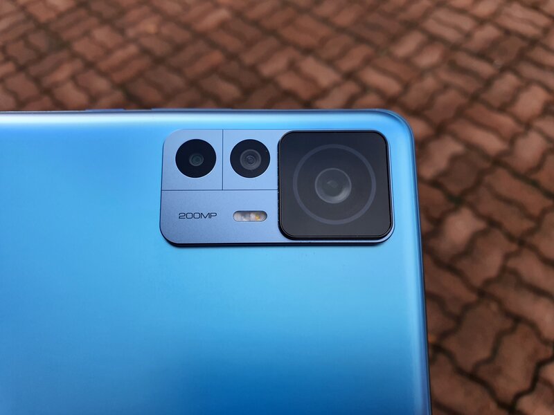 Sinisen Xiaomi 12T Pron yläkulmassa on 200 megapikselin pääkamera