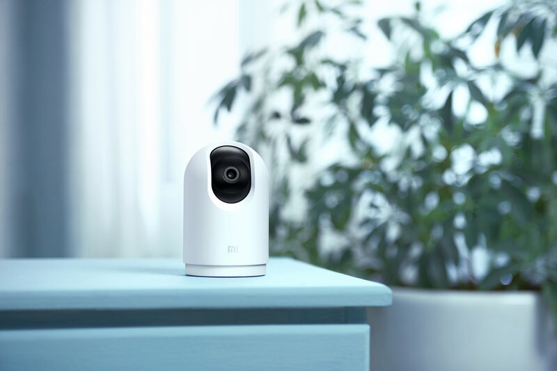 Mi 360 Home Security Camera 2K Pro pöydällä