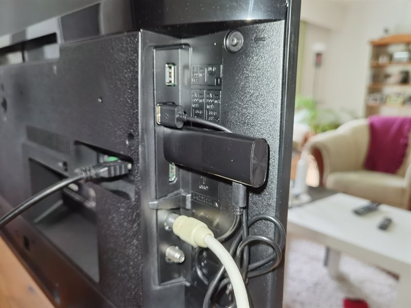 Xiaomin Mi TV Stick yhdistettynä television HDMI-porttiin