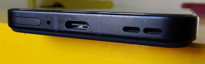 Asus Zenfone 9, alareuna, SIM-kortin kelkka sekä USB-C -liitin