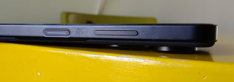 Asus Zenfone 9, oikea kylki, jossa puhelimen painikkeet
