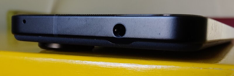 Asus Zenfone 9, yläreuna, jossa 3,5mm kuulokeliitäntä