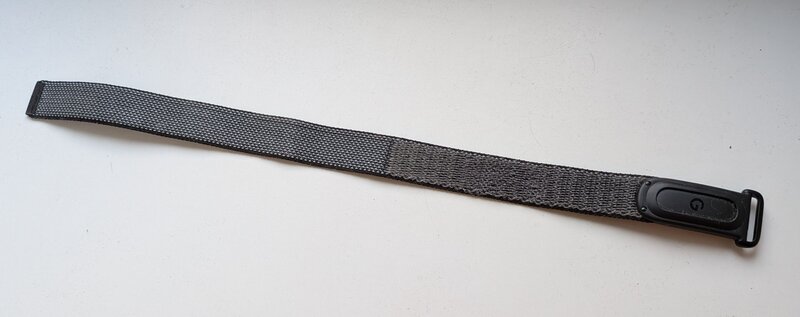 Fitbit Air, ranneke avattuna ja levitettyn� p�yd�lle