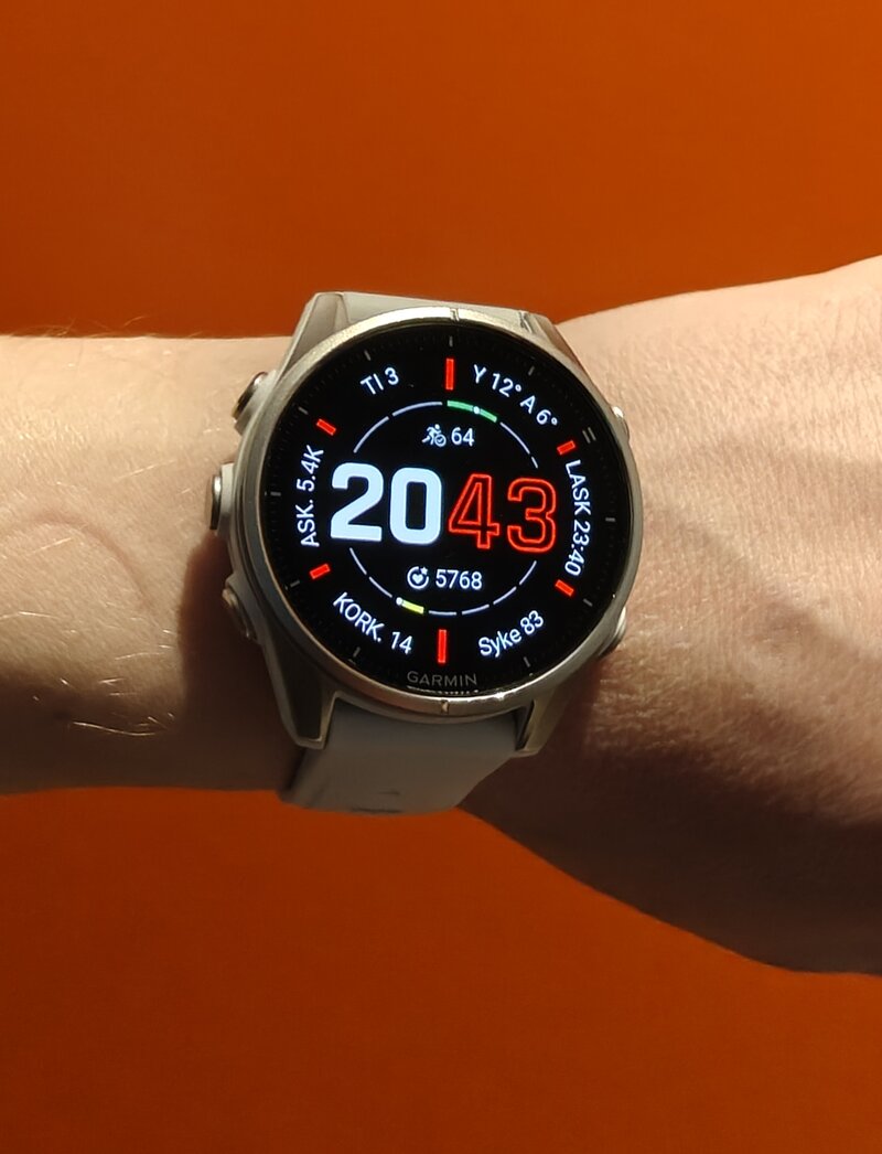 Garmin Fenix 8 kädessä