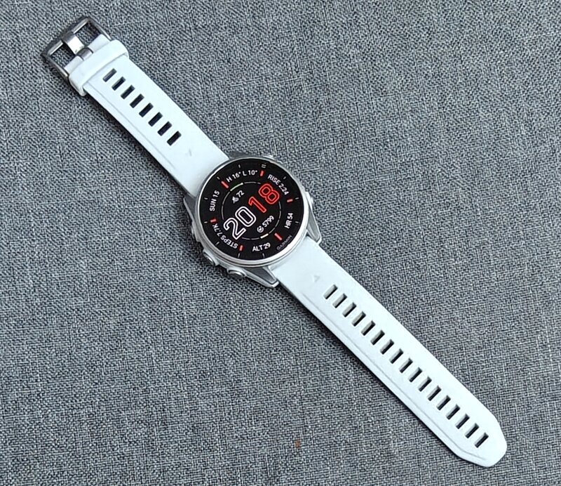 Fenix 8 pöydällä, näyttö päällä
