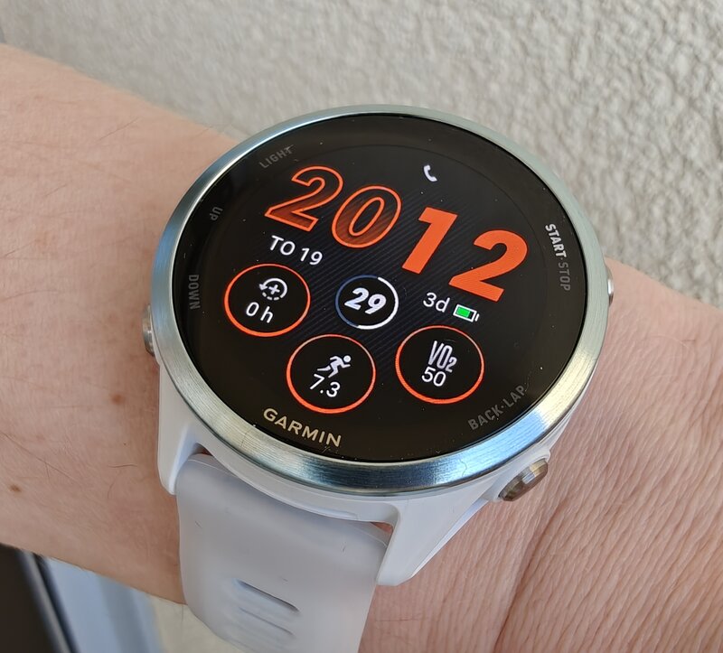 Garmin Forerunner 570, tiedot kellon näytöllä, kello kädessä