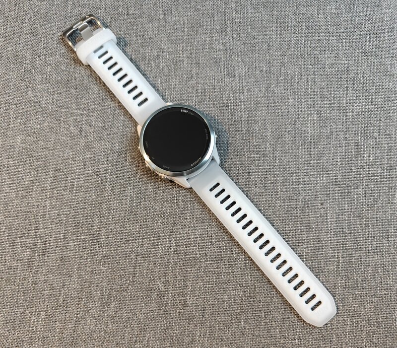 Garmin Forerunner 570, pöydällä, näyttö sammutettuna