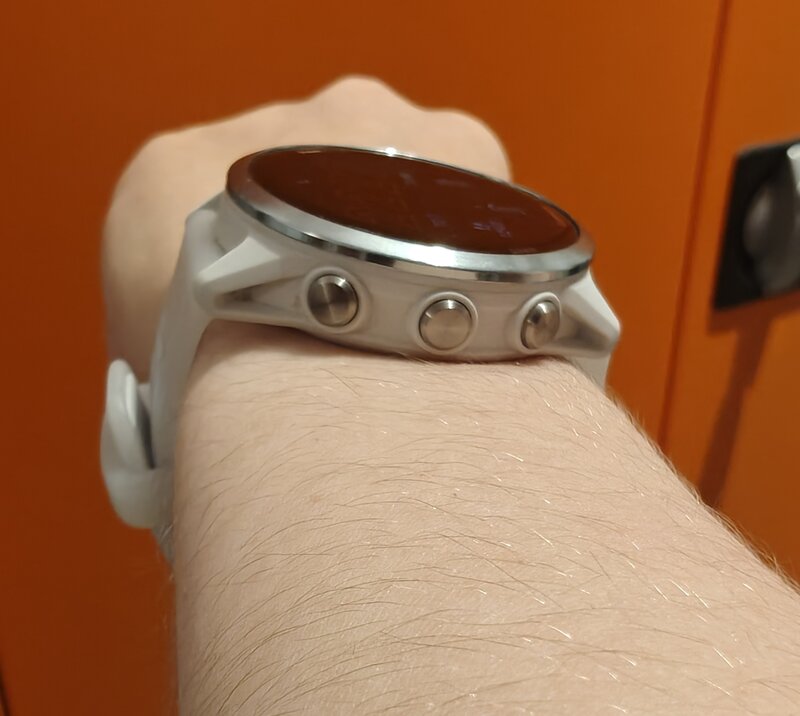 Garmin Forerunner 570, sivusta kuvattuna, ranteessa