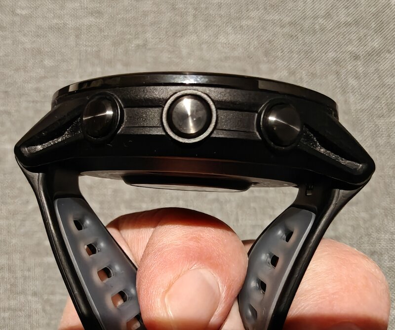 Garmin Forerunner 970 - kolmen napin kylki