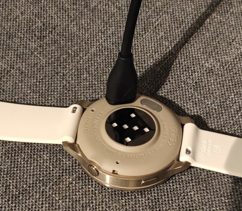 Garmin Venu 4 latauksessa