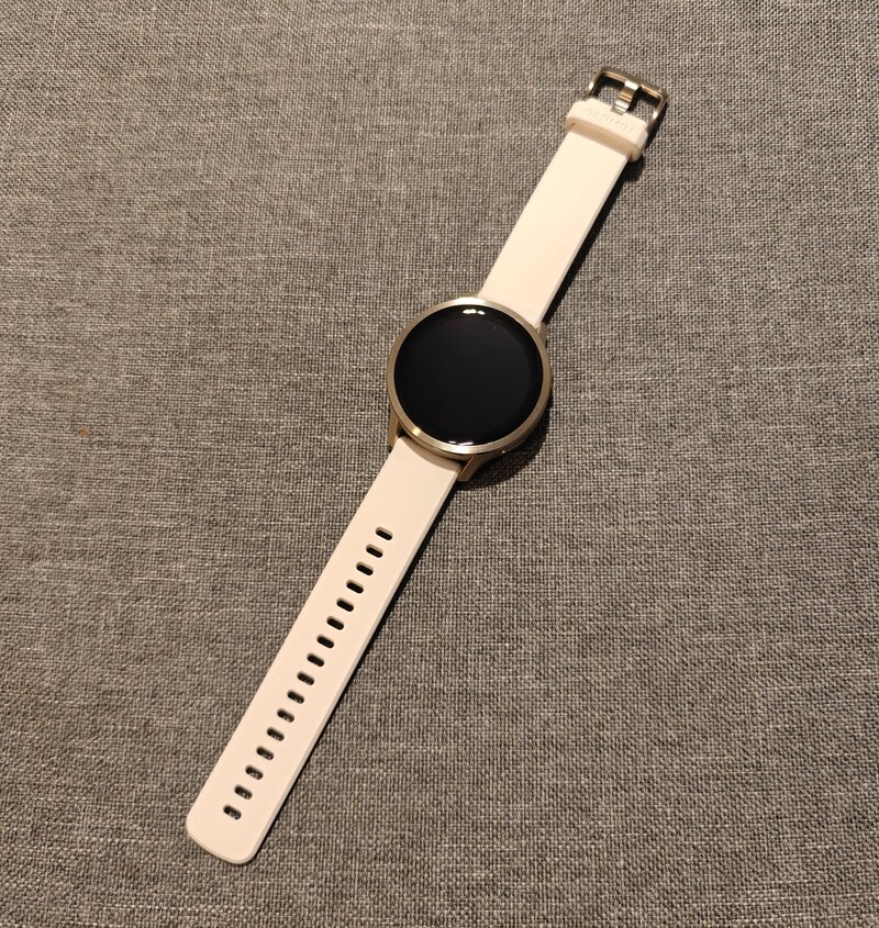 Garmin Venu 4 p�yd�ll�, n�ytt� sammutettuna