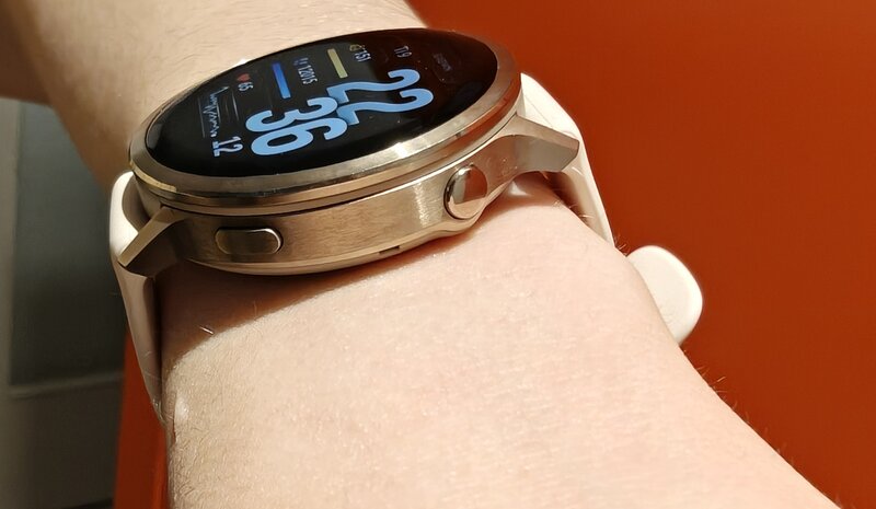 Garmin Venu 4 k�dess�, sivusta kuvattuna