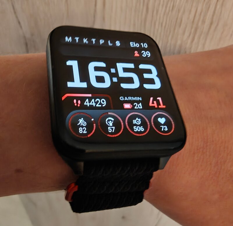 Garmin Venu X1, näyttö päällä, kädessä