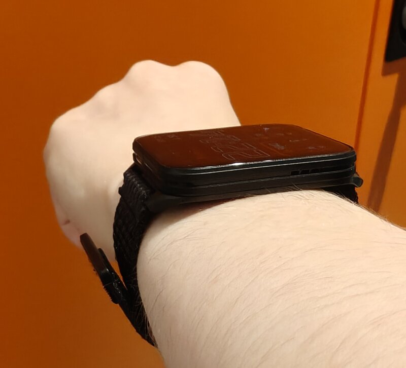 Garmin Venu X1 kädessä sivusta kuvattuna