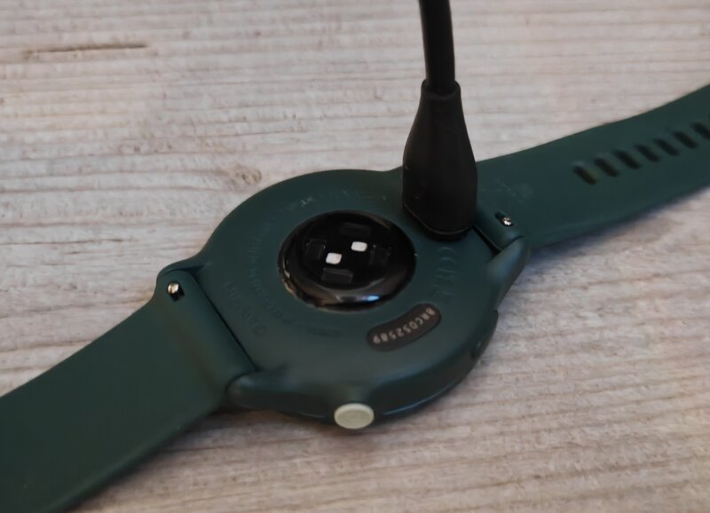 Garmin Vivoactive 6 laturissa