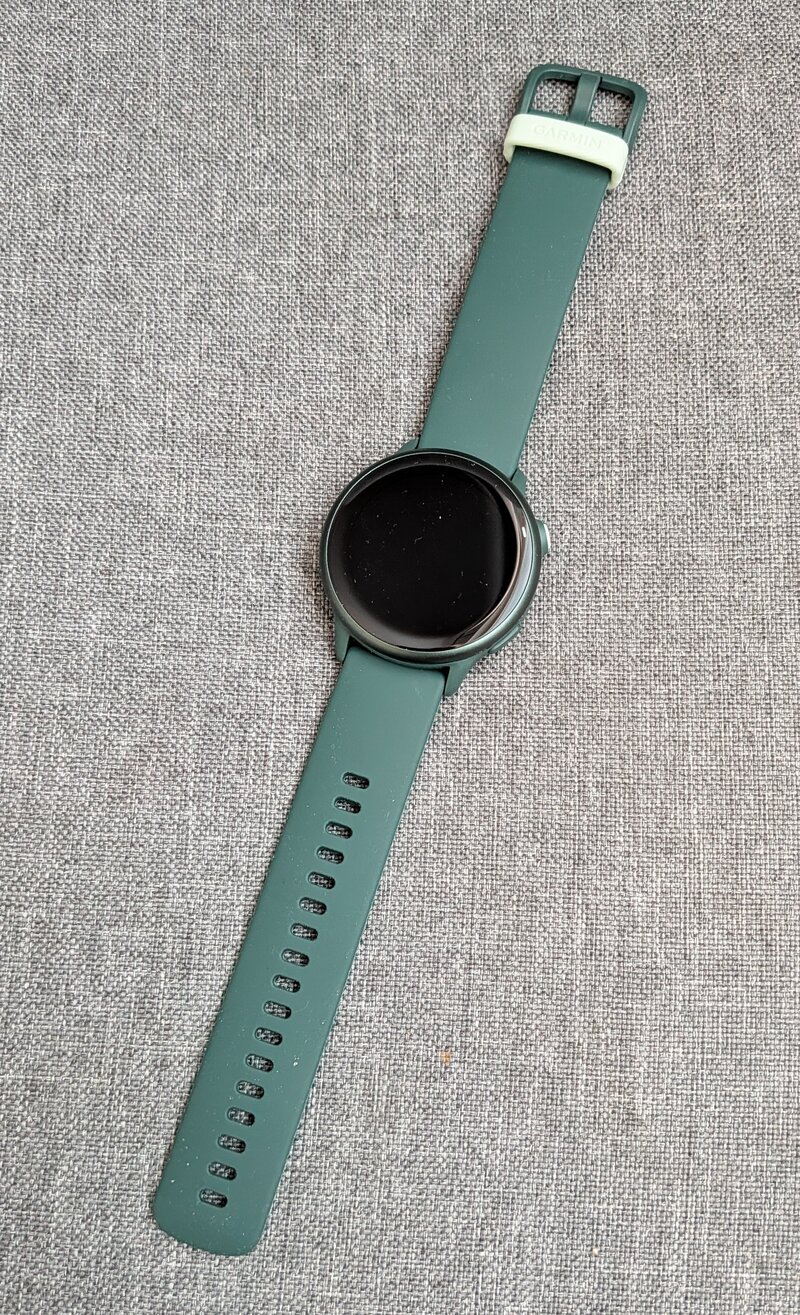 Garmin Vivoactive 6 pöydällä, näyttö sammuksissa