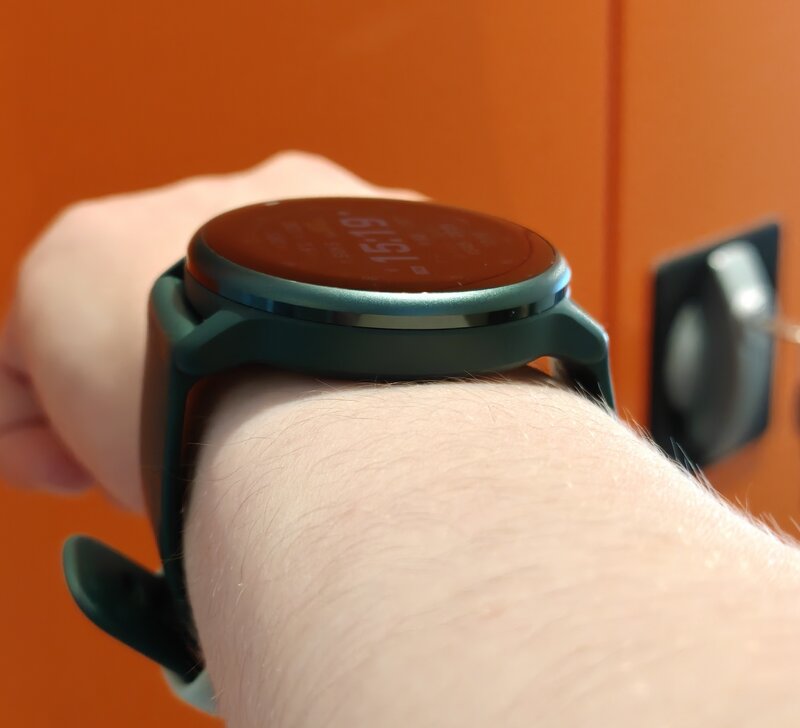 Garmin Vivoactive 6 ranteessa, sivusta kuvattuna