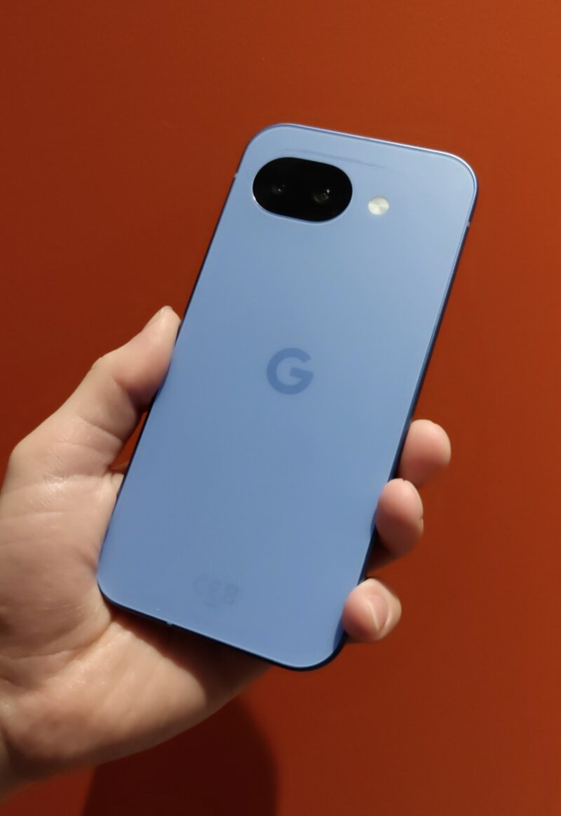 Google Pixel 10a k�dess�, puhelimen takaa kuvattuna