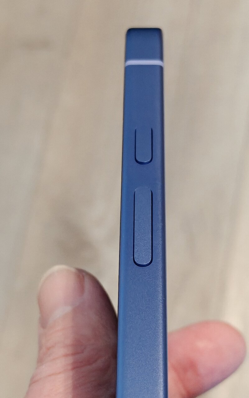 Google Pixel 10a:n oikea kylki, josta l�ytyv�t fyysiset painikkeet