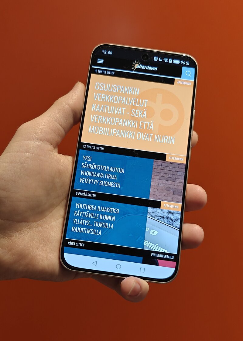 Honor 400 kädessä, näyttö eteenpäin