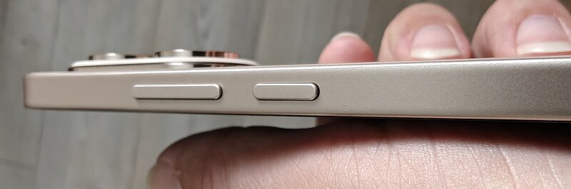 Honor 400:n oikea sivu, josta löytyvät puhelimen fyysiset painikkeet