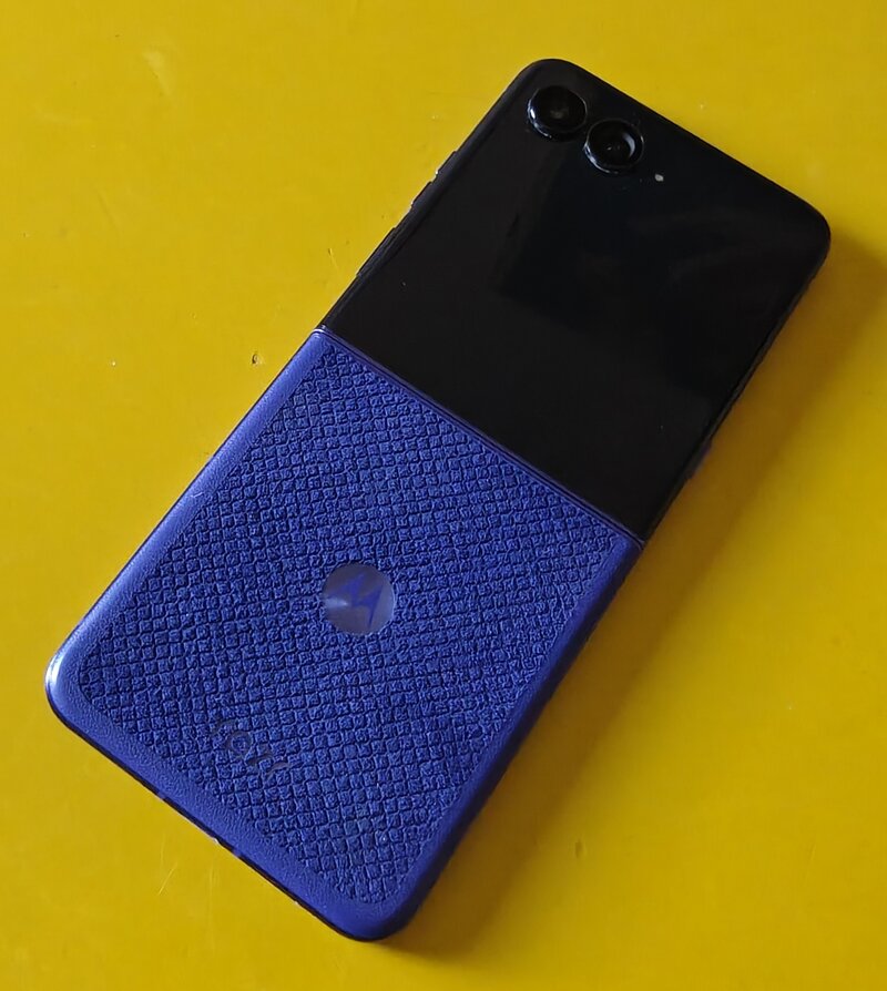 Motorola Razr 70 Ultra, takaa, täyteen kokoon avattuna