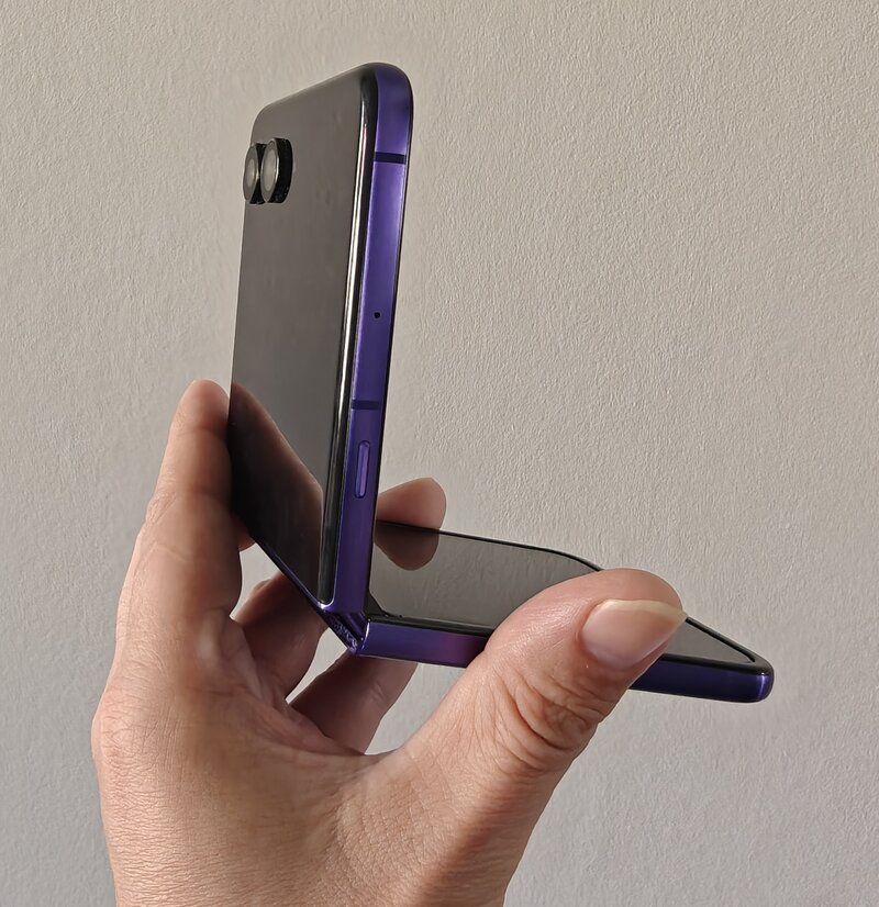 Motorola Razr 70 Ultra, kädessä, avattuna 90 asteen kulmaan