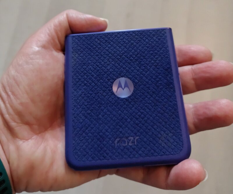 Motorola Razr 70 Ultra kämmenellä, taitettuna