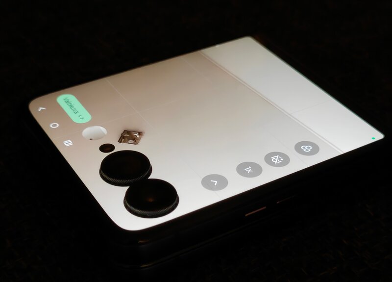 Motorola Razr 70 Ultra, kamerasovellus auki puhelimen kansinäytöllä