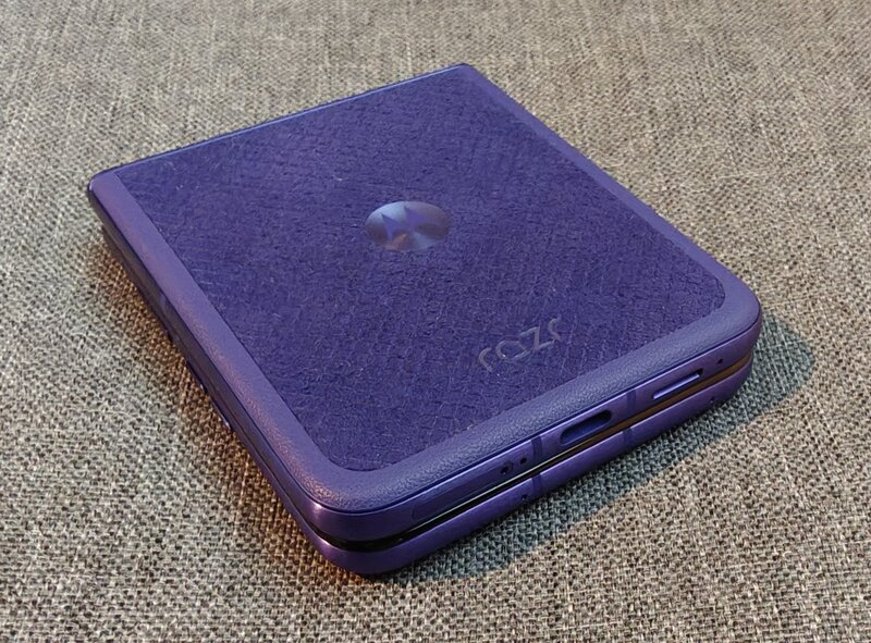 Motorola Razr 70 Ultra, taitettuna, kansipuoli ylöspäin