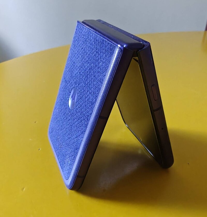 Motorola Razr 70 Ultra pöydällä, osittain avattuna