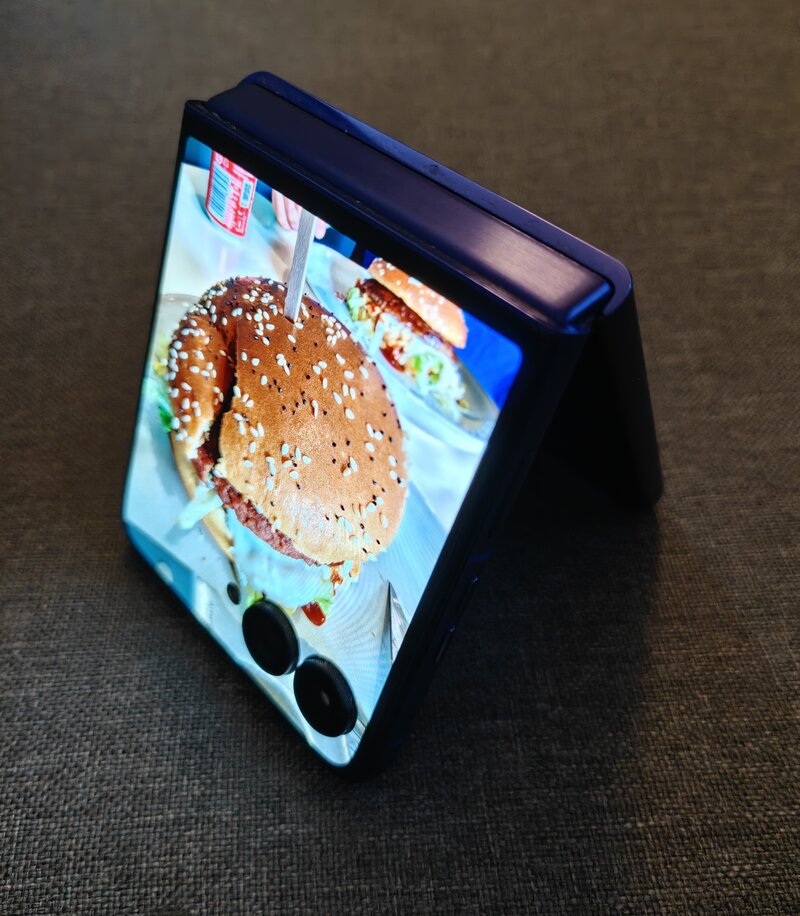 Motorola Razr 70 Ultra, valokuva pikkunäytöllä