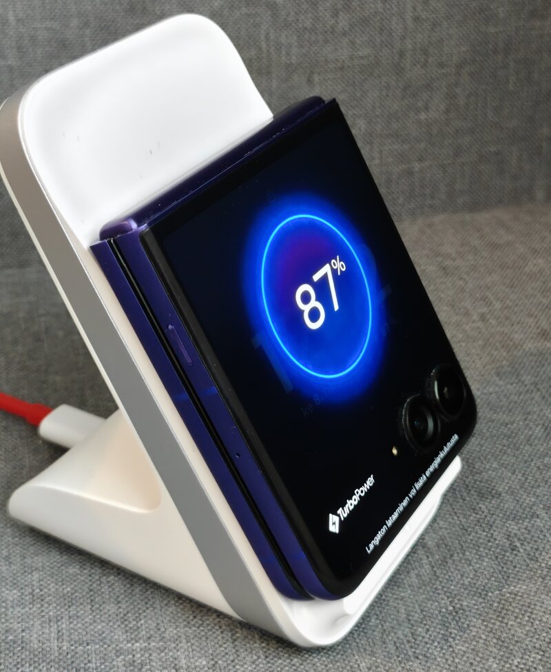 Motorola Razr 70 Ultra latautumassa langattomasti