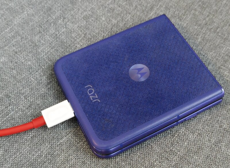 Motorola Razr 70 Ultra latausjohtoon kiinnitettynä
