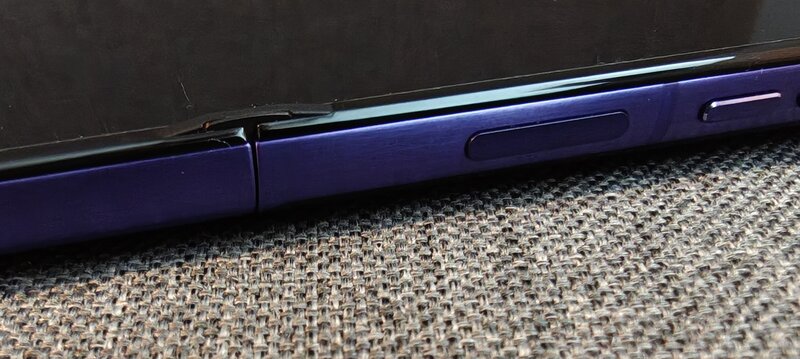 Motorola Razr 70 Ultran näytön saranakohta sivusta kuvattuna