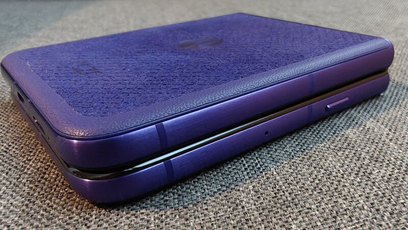 Motorola Razr 70 Ultra taitettuna kasaan, sivusta kuvattuna