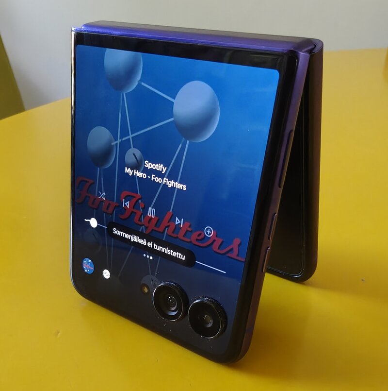 Spotifyn säätimet Motorola Razr 70 Ultran kansinäytöllä