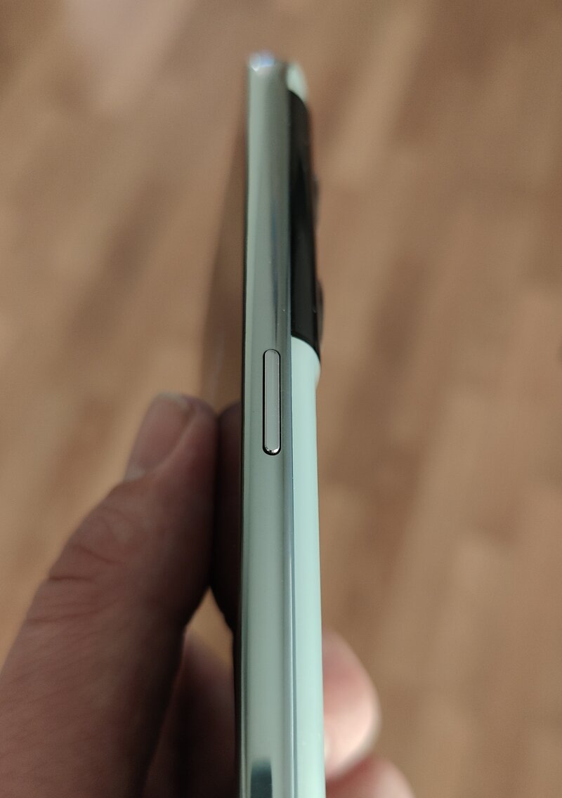 OnePlus 10T, oikea kylki, jossa virta/lukituspainike