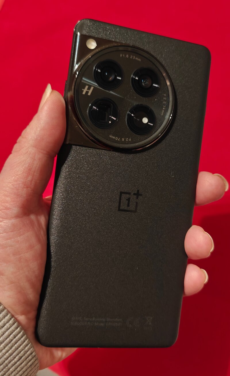 OnePlus 12 kädessä, takaosa kohti kuvaa