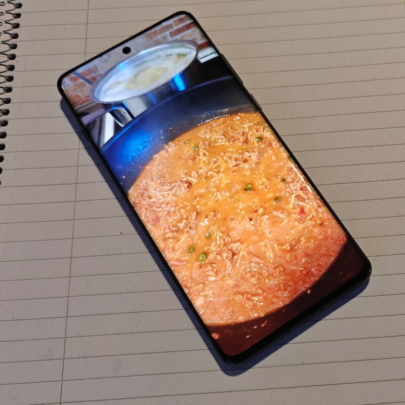 OnePlus 12 pöydällä, näyttö päällä, kuva näytöllä