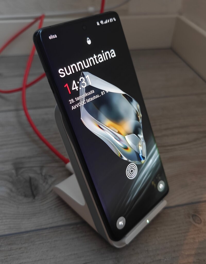 OnePlus 12 latautumassa langattomassa laturissa