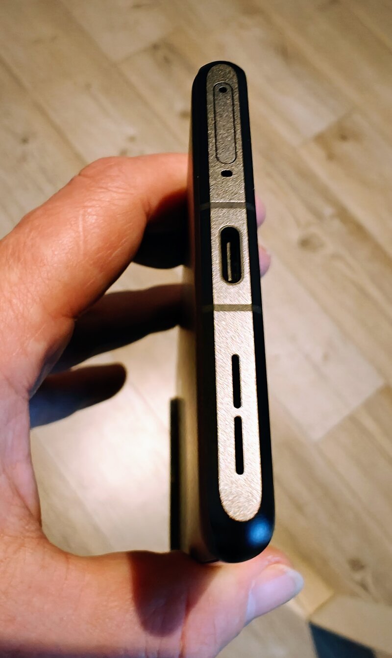 OnePlus 12R alareuna, jossa USB-liitin