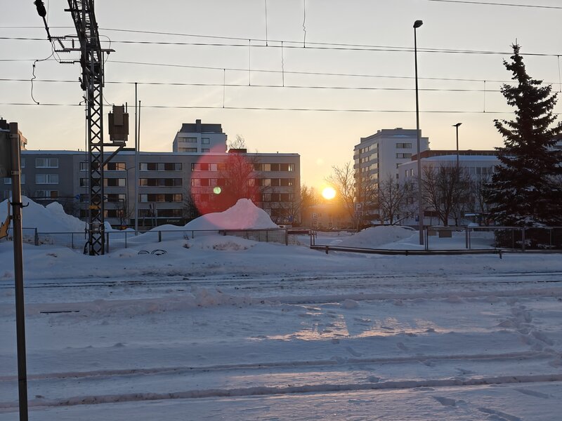Talvinen aurinko, kuvattuna OnePlus 12R:n pkameralla, digitaalinen 2x suurennus