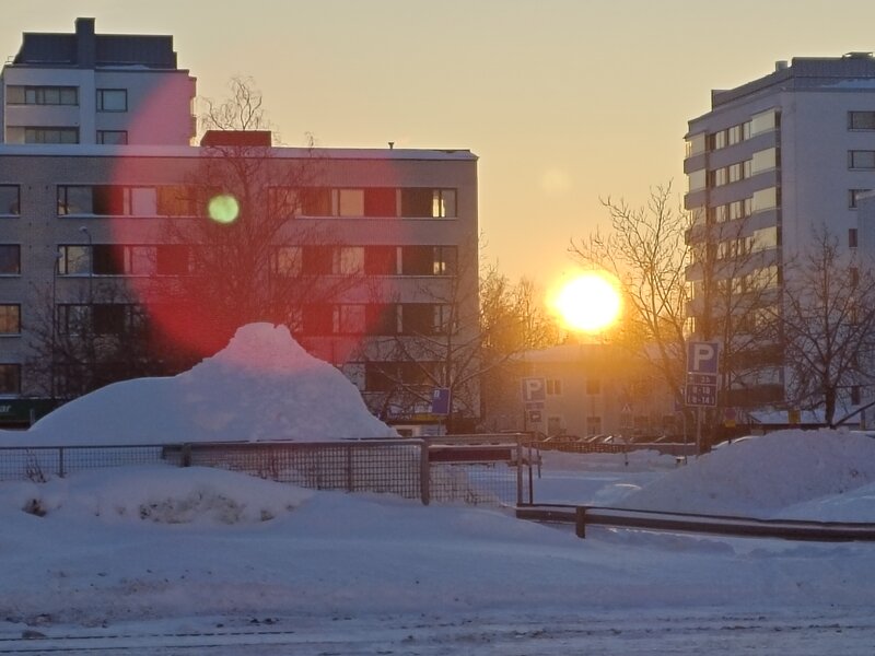 Talvinen aurinko, kuvattuna OnePlus 12R:n pkameralla, digitaalinen 5x suurennus