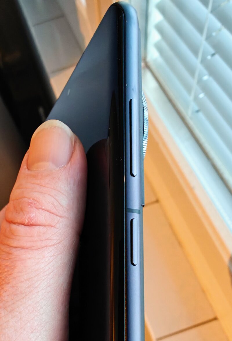 OnePlus 12R:n kylki, jossa nenvoimakkuuden sdin ja virtapainike
