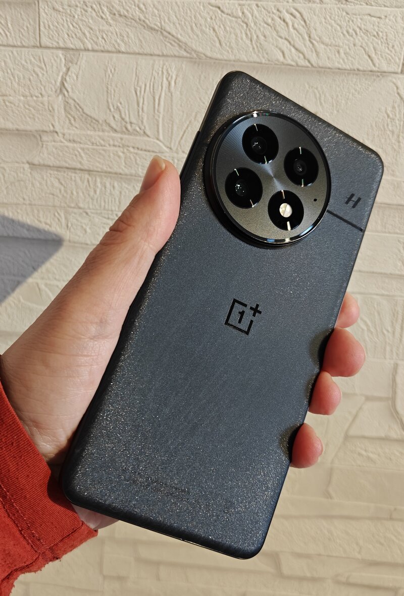 OnePlus 13, kdess, takaa kuvattuna