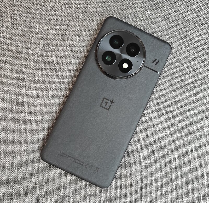 OnePlus 13, pydll, takaa kuvattuna